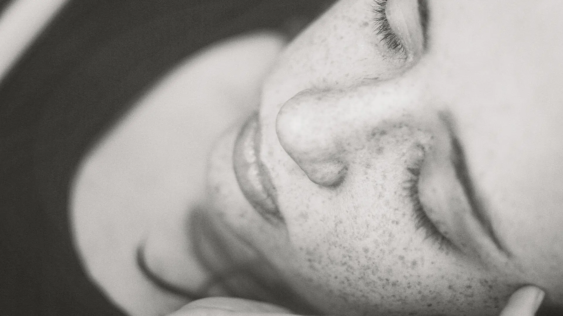 Schwarz-weiß-Aufnahme einer entspannt schlafenden Frau – Symbolbild für natürliche Erholung und innere Balance.