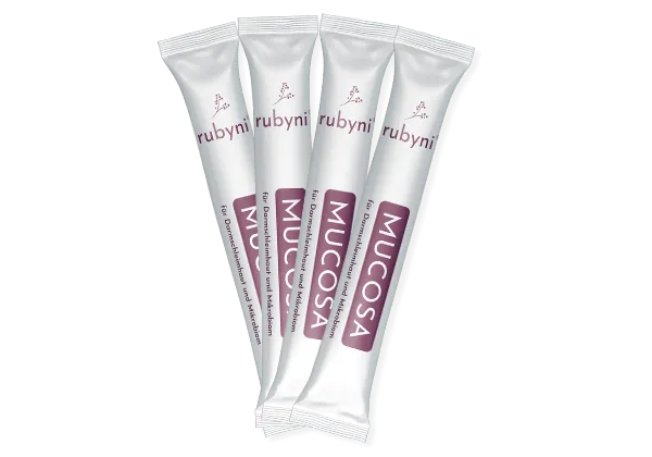 rubyni® MUCOSA unterstützt Darmschleimhaut und Mikrobiom Vier weiße Portionsbeutel rubyni® MUCOSA liegen auf weißem Hintergrund. Das Nahrungsergänzungsmittel unterstützt Darmschleimhaut und Mikrobiom.