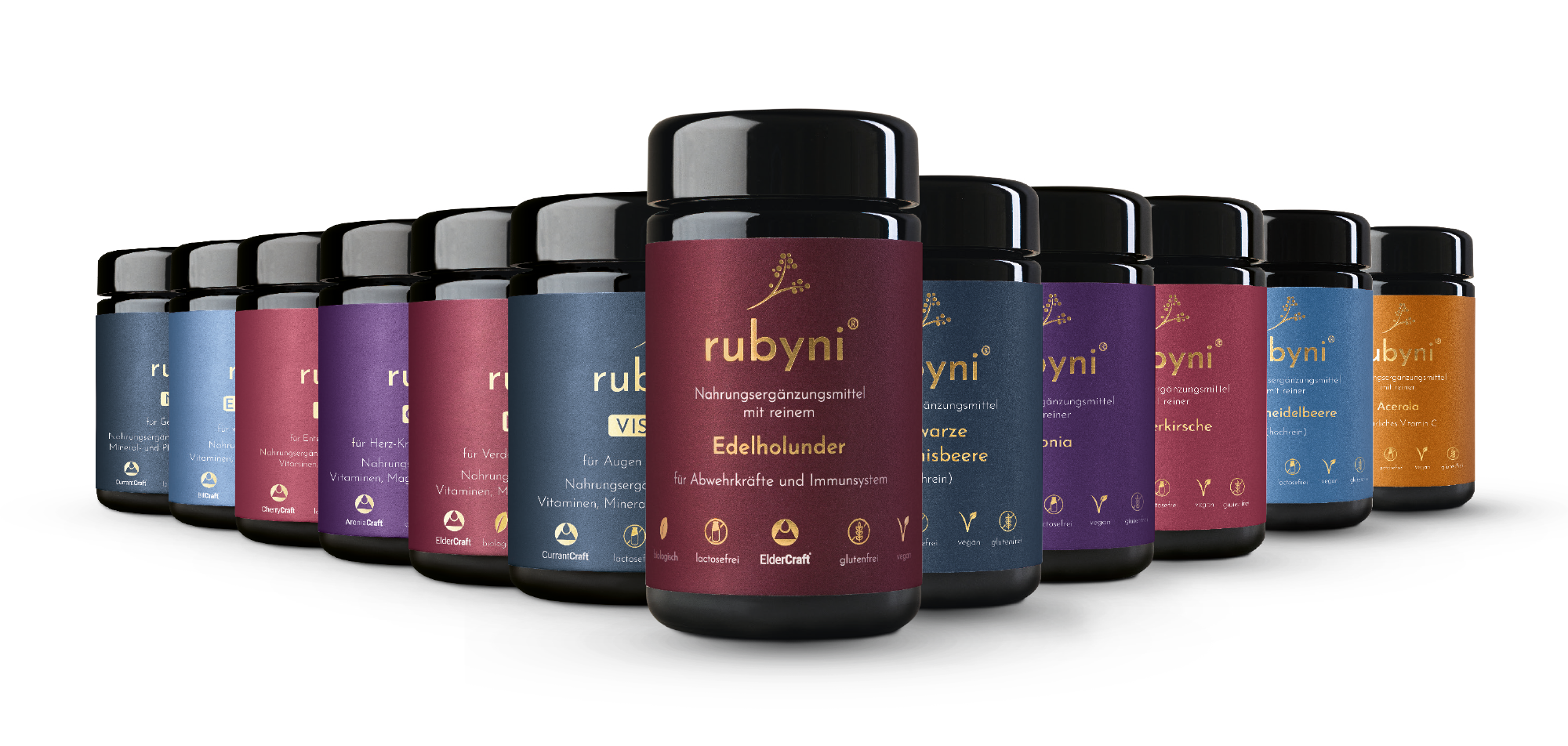 rubyni® Produktpalette angeordnet in einer Reihe Man sieht die rubyni® Produktpalette angeordnet in einer Reihe, die nach hinten jeweils abfällt. Vorne in der Mitte sieht man das Flagschiff rubyni® Edelholunder.