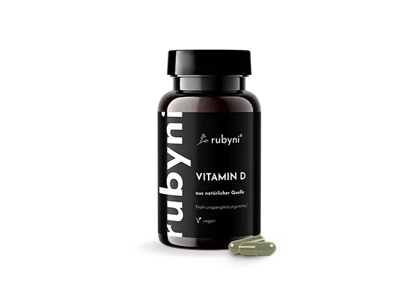 rubyni Vitamin D – vegan & natürlich Dunkles PET-Fläschchen rubyni Vitamin D mit zwei olivgrünen Kapseln
