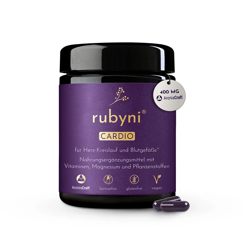 rubyni® CARDIO im Glas mit violettem Etikett, Hinweis auf Vitamine, Magnesium und Pflanzenstoffe für Herz-Kreislauf und Blutgefäße