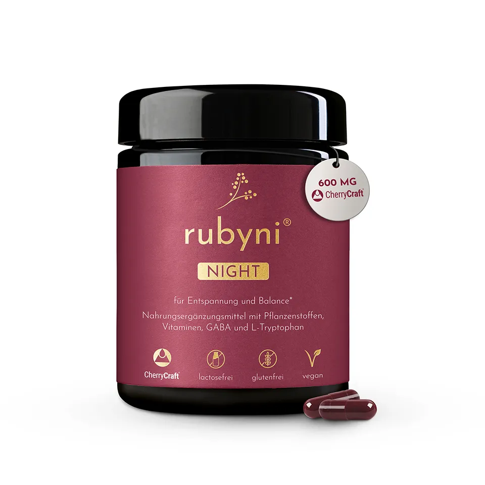 rubyni® NIGHT im Glas mit rotem Etikett; Hinweis auf Pflanzenstoffe, Vitamine, GABA und L-Tryptophan für Entspannung und Balance